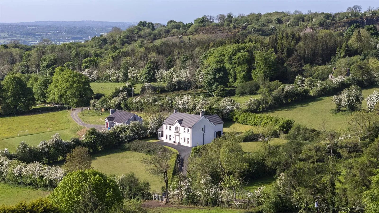 6 bedroom detached for sale at 5 Ballywee Road Templepatrick BT39 0DW