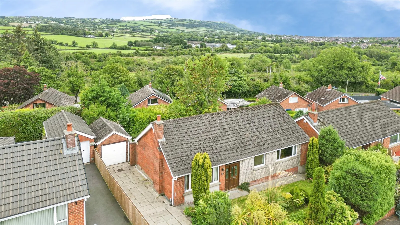 3 bedroom detached for sale at 8 Knockview Park Newtownabbey BT36 6TY